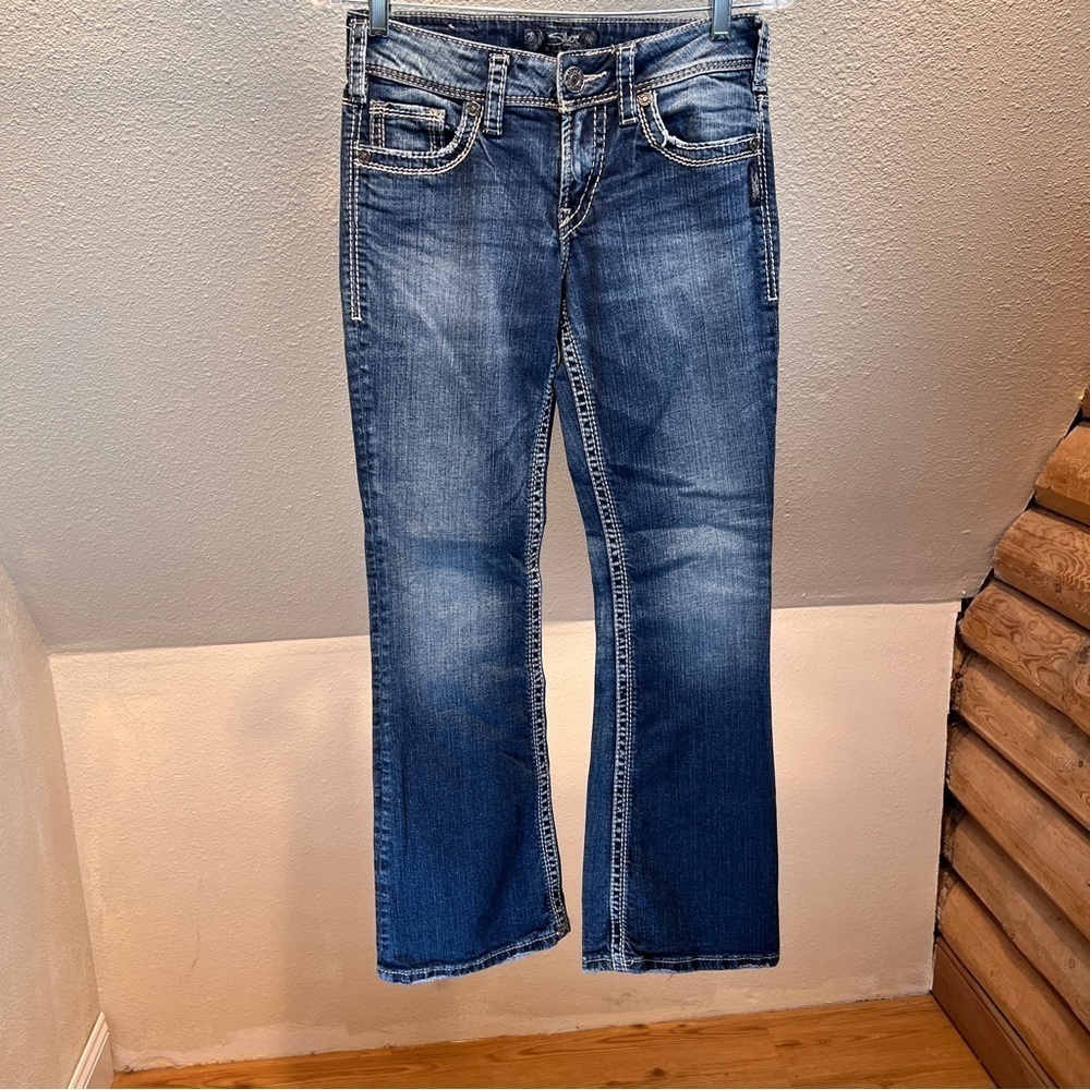 SILVER SUKI FLARE JEANS. Medium Wash. embroidered Back Pockets. Size 26